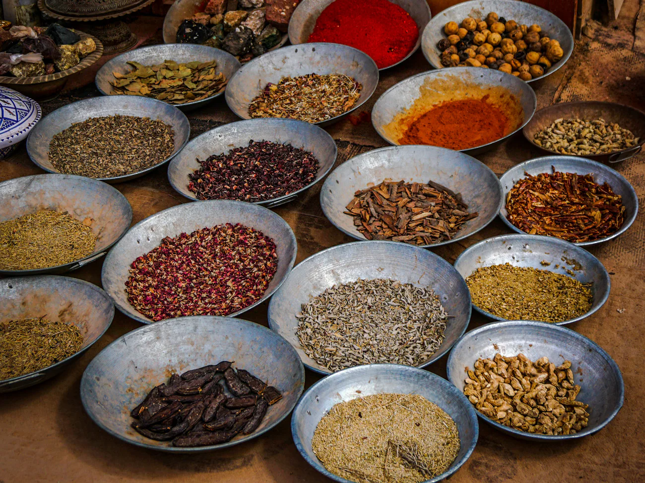 Bols d'épices sur un étal de marché