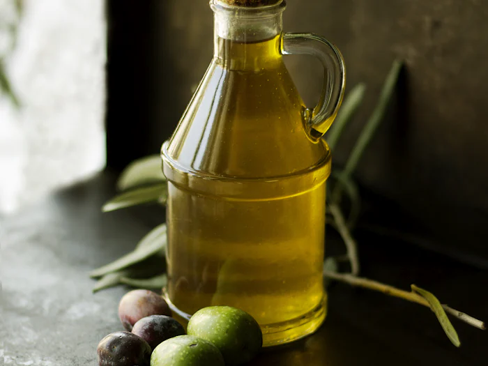 Carafe d'huile d'olive et olives